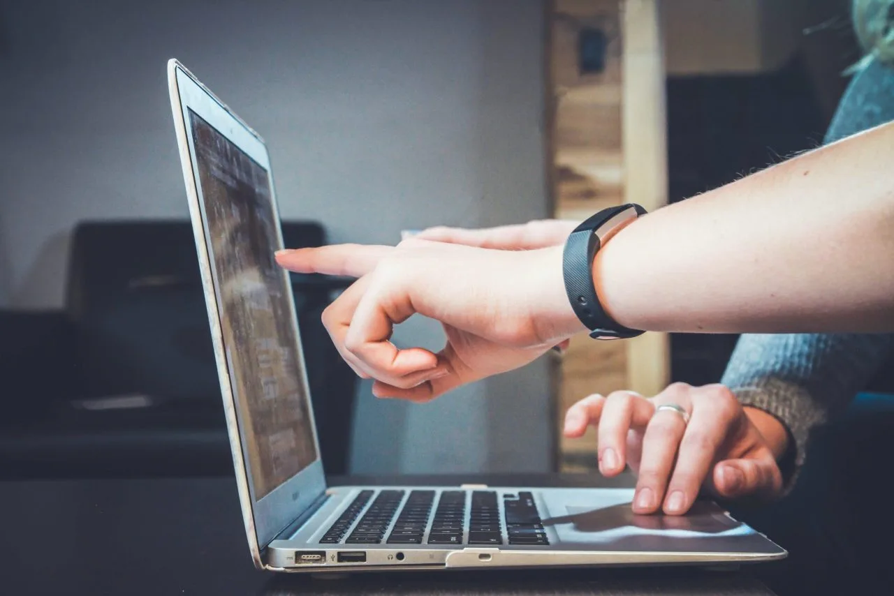 Beratungsgespräch zur Softwareentwicklung am Laptop